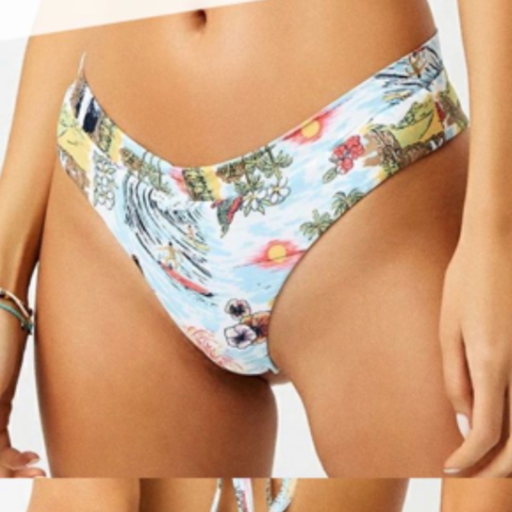 Frankie’s bikini Hawaii print bottoms